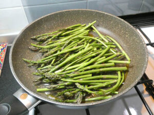 cuocere gli asparagi in padella