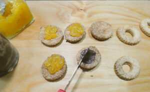 farcire i biscotti con la marmellata