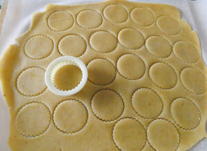 tagliare pasta frolla per fare biscotti