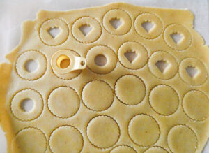 tagliare pasta frolla per ottenere biscotti con il buco centrale