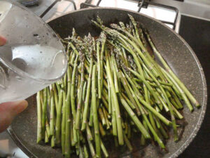 cuocere gli asparagi in padella
