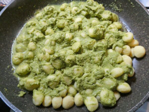 cuocere gli gnocchi con la crema di asparagi