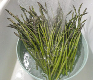 lavare gli asparagi