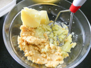 schiacciare patate e lenticchie