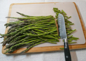 tagliare i gambi degli asparagi