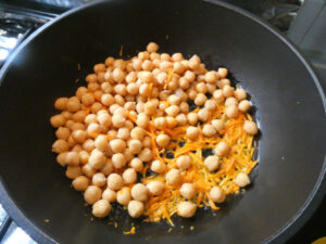 ceci e carote a la julienne in padella