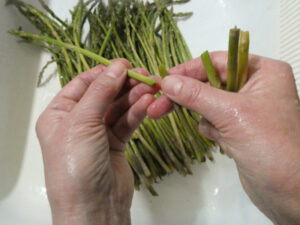 come pulire e tagliare gli asparagi