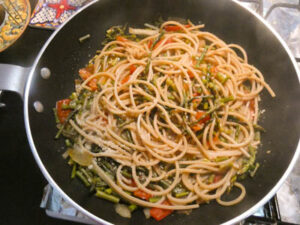 mantecare pasta integrale con asparagi e pomodorini e guanciale