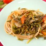 Spaghetti integrali con asparagi e pomodorini