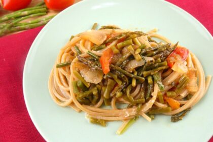 Spaghetti integrali con asparagi e pomodorini