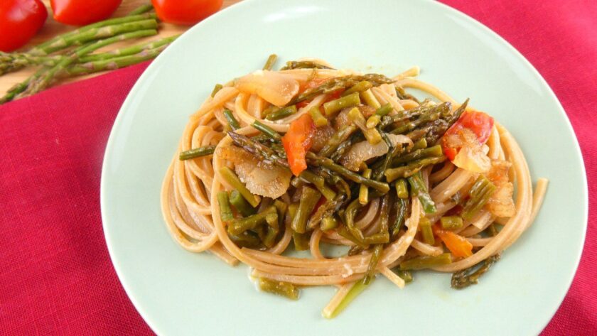 Spaghetti integrali con asparagi e pomodorini