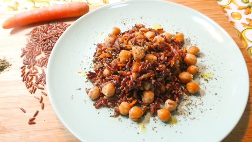 Riso rosso integrale con ceci e carote (ricetta light)