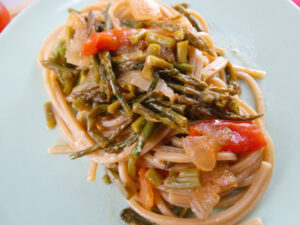 ricetta pasta integrale con asparagi e pomodorini