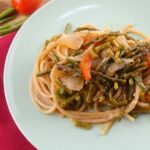 Spaghetti integrali con asparagi e pomodorini
