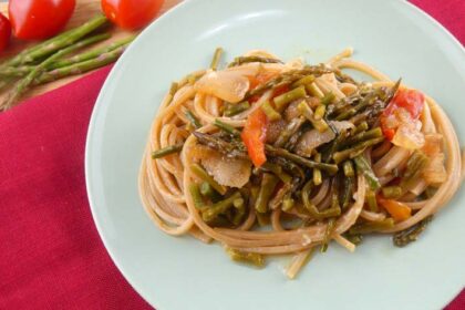 Spaghetti integrali con asparagi e pomodorini
