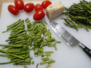 tagliare i gambi degli asparagi