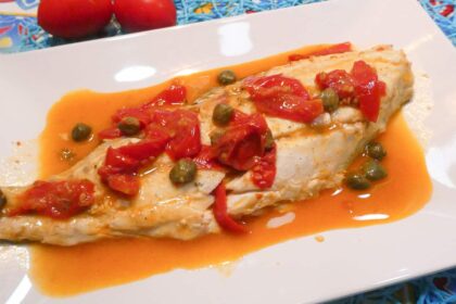 Ombrina in padella con pomodorini, acciughe e capperi
