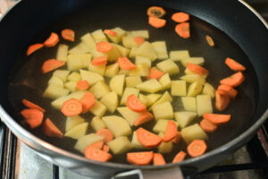 carote e patate in padella con acqua