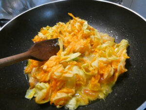 fiori di zucca e crema di pomodorini gialli