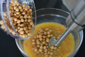 frullare ceci con patate e carote per ottenere la crema