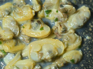 insaporire le vongole in padella
