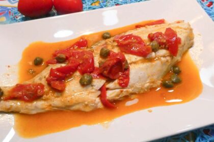 Ombrina in padella con pomodorini, acciughe e capperi