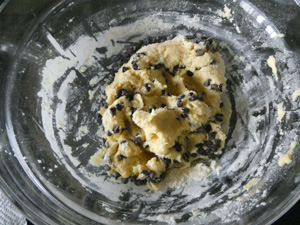 unire gocce di cioccolato all'impasto