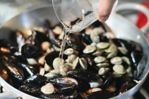cuocere cozze e vongole con vino bianco