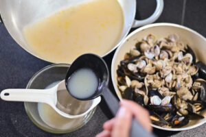 filtrare liquido cottura vongole e cozze
