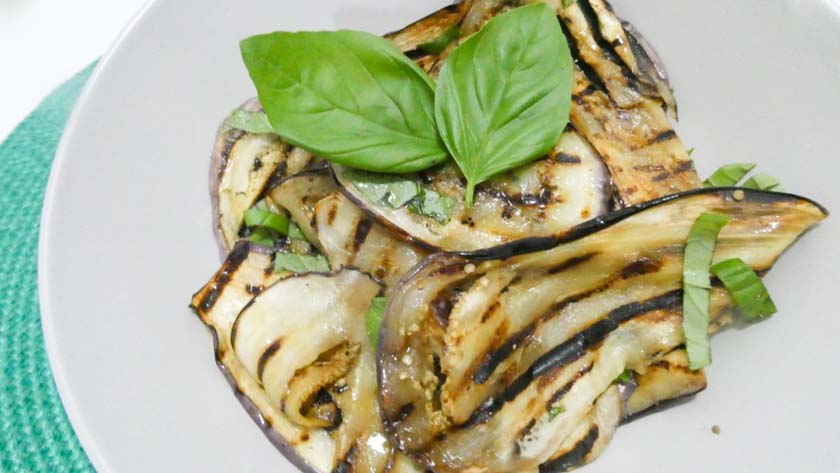 Melanzane grigliate veloci e facili al basilico