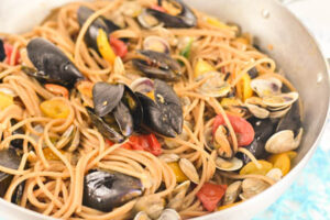 ricetta spaghetti vongole e cozze in padella in bianco
