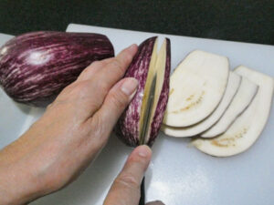 tagliare le fettine di melanzane