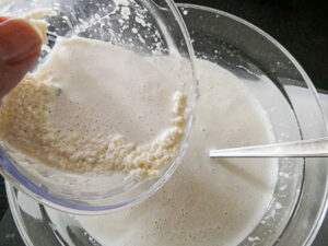 unire mandorle tritate, latte e sciroppo