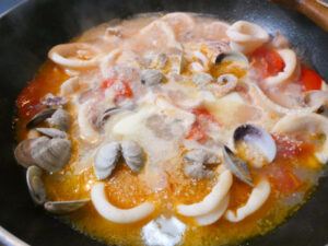 aggiungere le vongole ai calamari