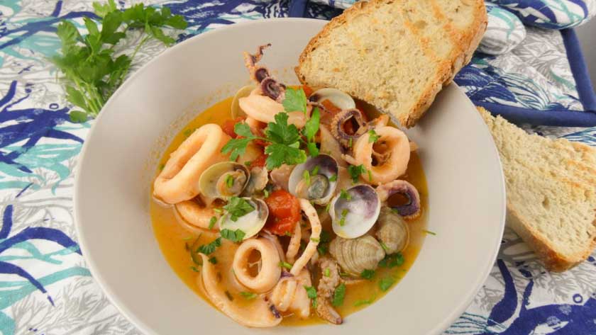 Anelli di calamari e vongole in guazzetto