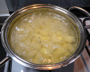 bollire i cubetti di patate