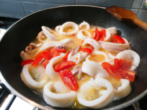 cuocere i calamari con i pomodori