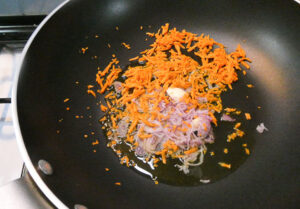 far rosolare scalogno, aglio e carota