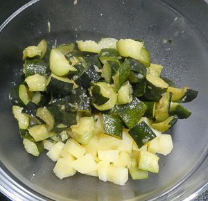 patate e zucchine nella ciotola
