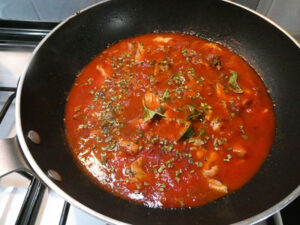 salsa di pomodoro, capperi e cannella
