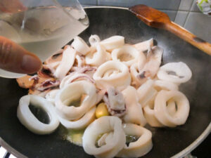 sfumare i calamari con il vino bianco