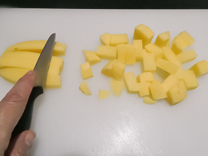 tagliare la patata a cubetti