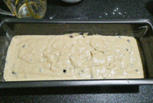 Imburrare uno stampo da plumcake e versare il composto