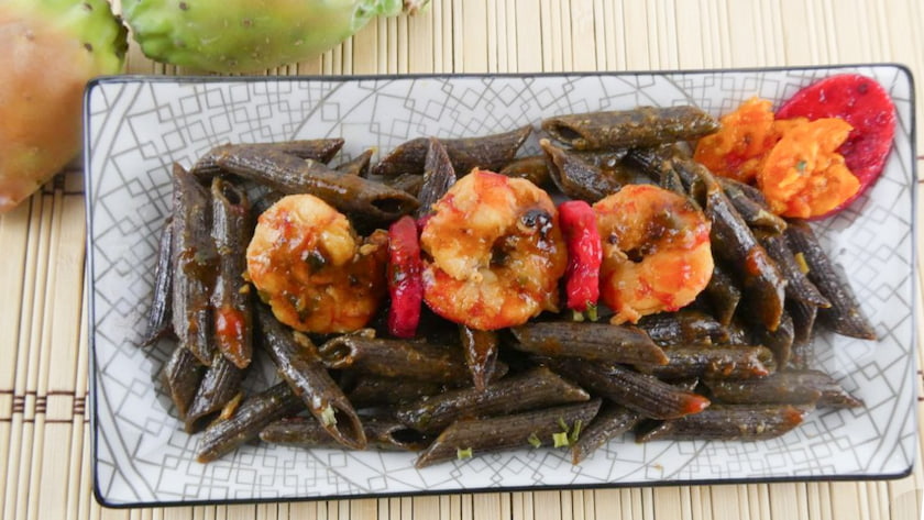 Pasta venere risottata con gamberoni e fichi d'india