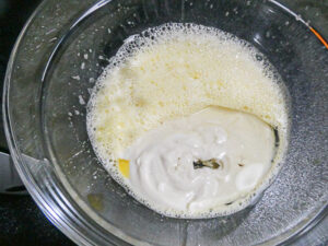 sbattere uova zucchero e yogurt