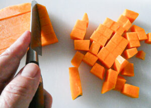 tagliare a pezzetti la zucca