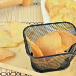 Chips di farina di ceci fatte in case al forno 