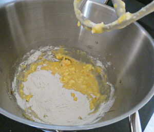 aggiungere farina all'impasto