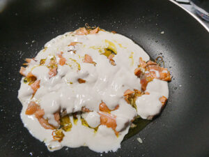 aggiungere la panna al salmone