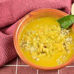 Crema di carote, piselli e patate con farro e riso